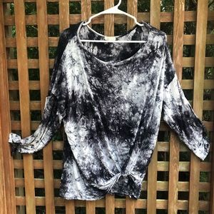 Adorable tie dye top w/ knotted bottom
